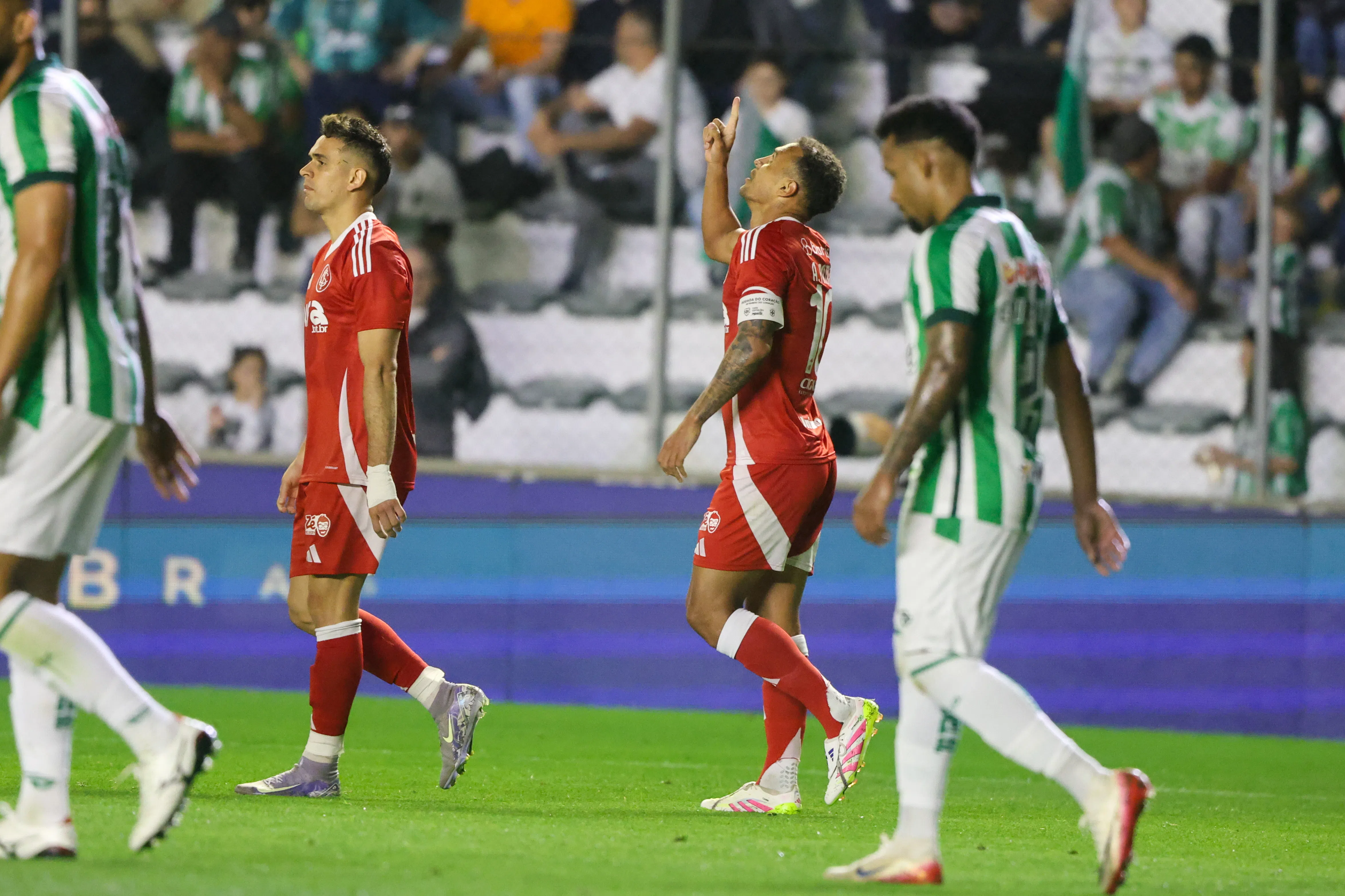 Internacional x Corinthians hoje (01) ao vivo: Onde assistir, escalações e horário do jogo do Brasileirão