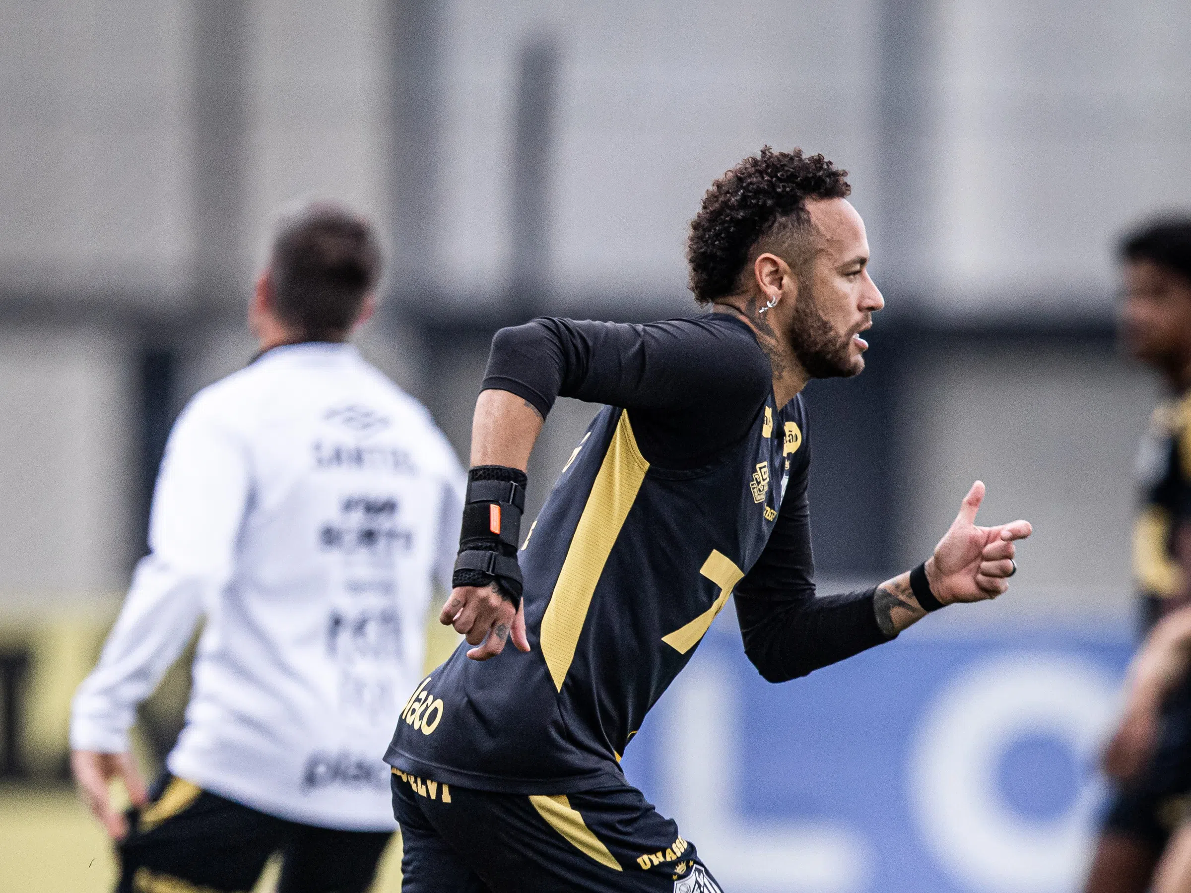 Neymar antecipa sua recuperação e é relacionado para o jogo contra o Fortaleza