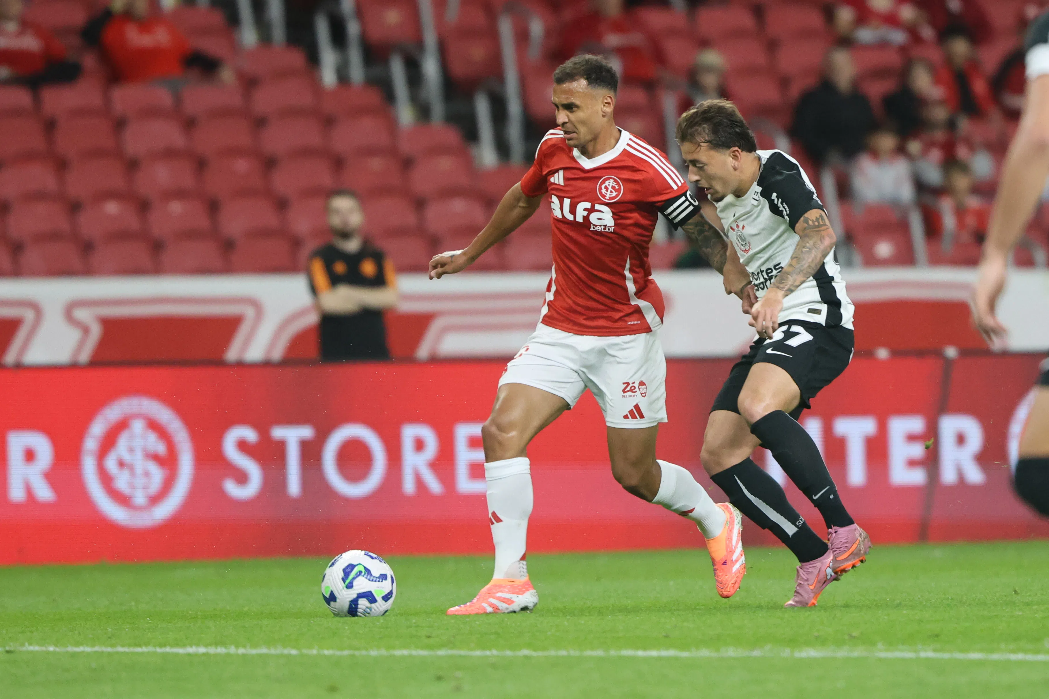 No apagar das luzes, pênalti salvador ajuda o Internacional a empatar com o Corinthians, mas resultado não ajuda nenhum dos dois times; saiba como foi a partida