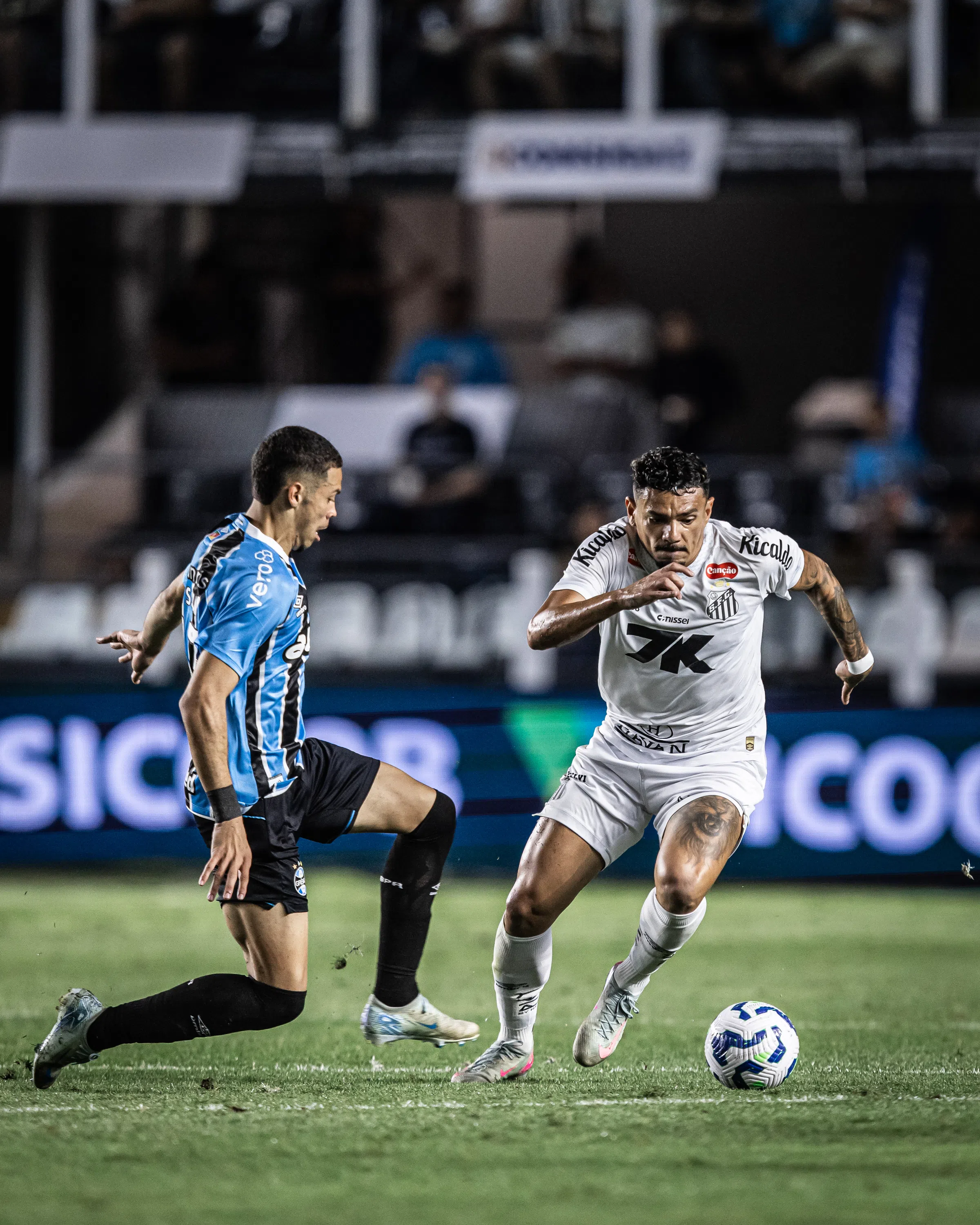 Santos e Grêmio empatam na Vila Belmiro e permanecem na mesma posição da tabela; veja como foi a partida