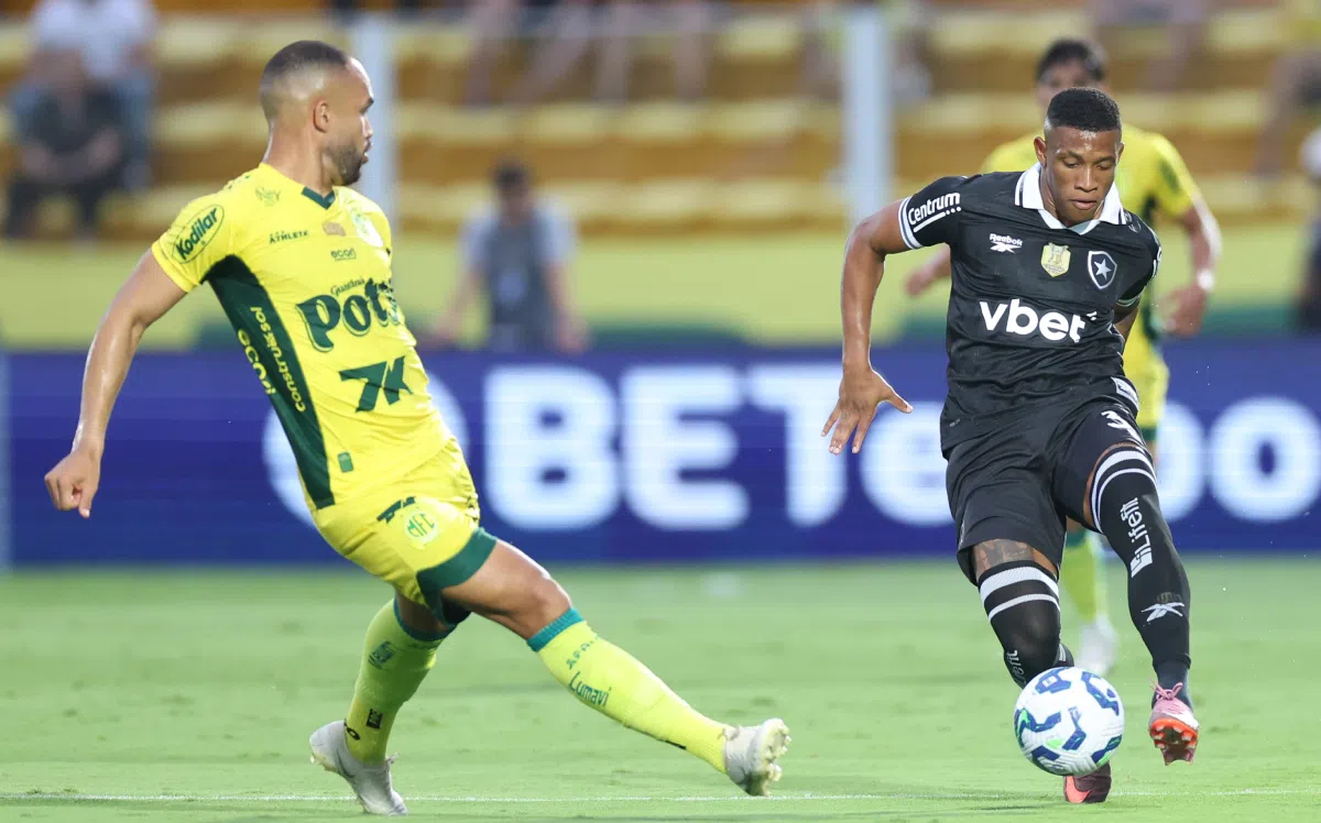 Danilo disputa de bola com João Victor - Foto: Vítor Silva/Botafogo