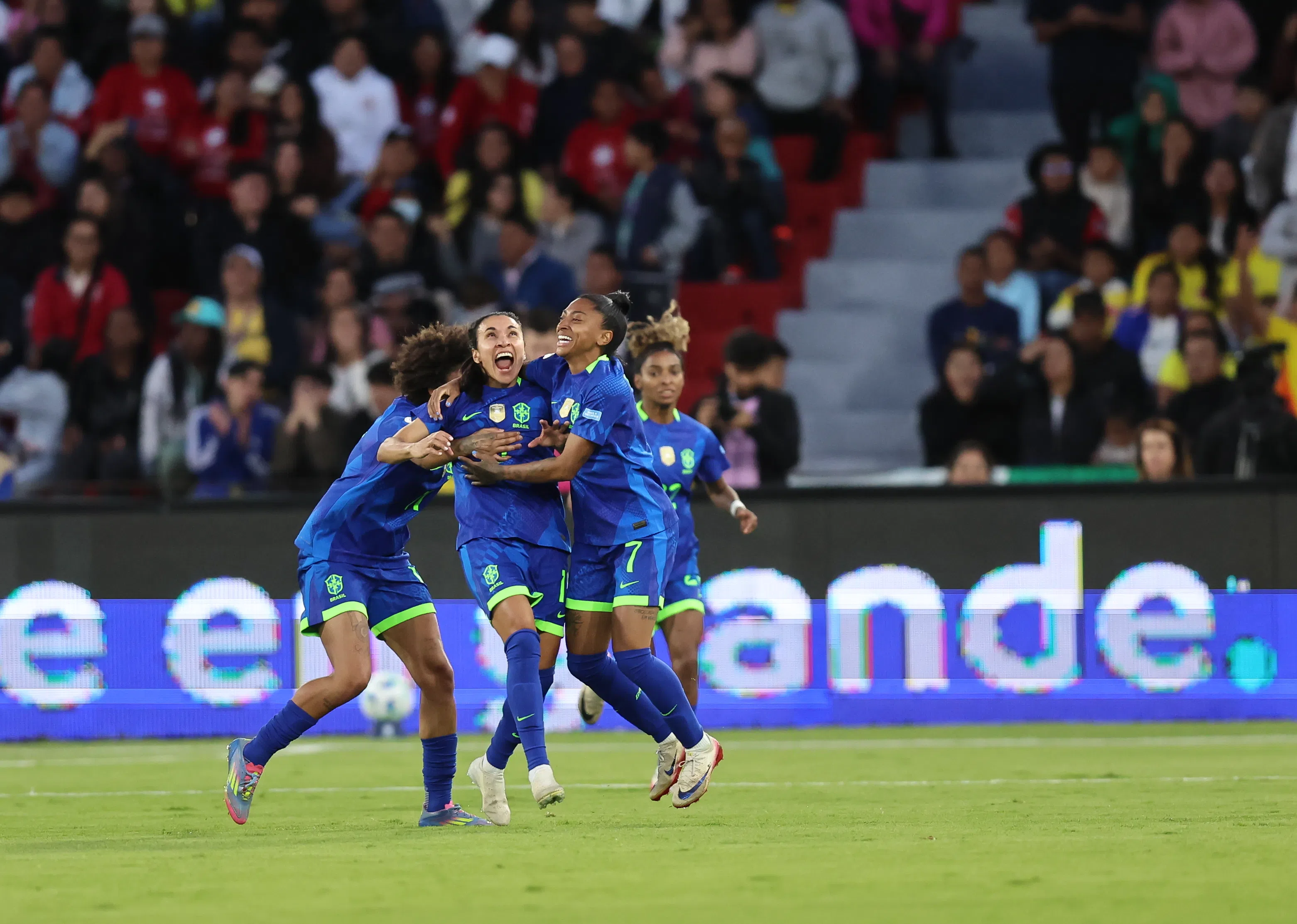 Em jogo de oito gols, Brasil supera a Colômbia nos pênaltis e é campeão da Copa América Feminina; veja como foi a partida