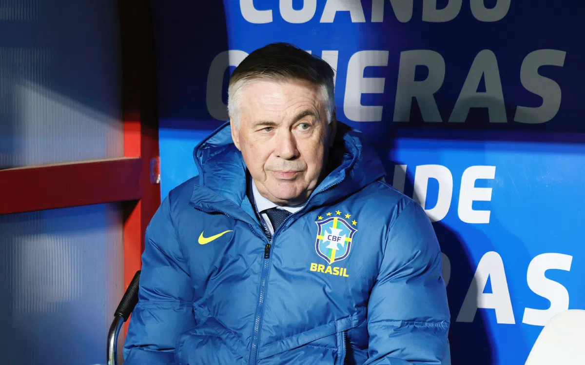 Carlo Ancelotti sentado no banco de reservas - Foto: Rafael Ribeiro/CBF