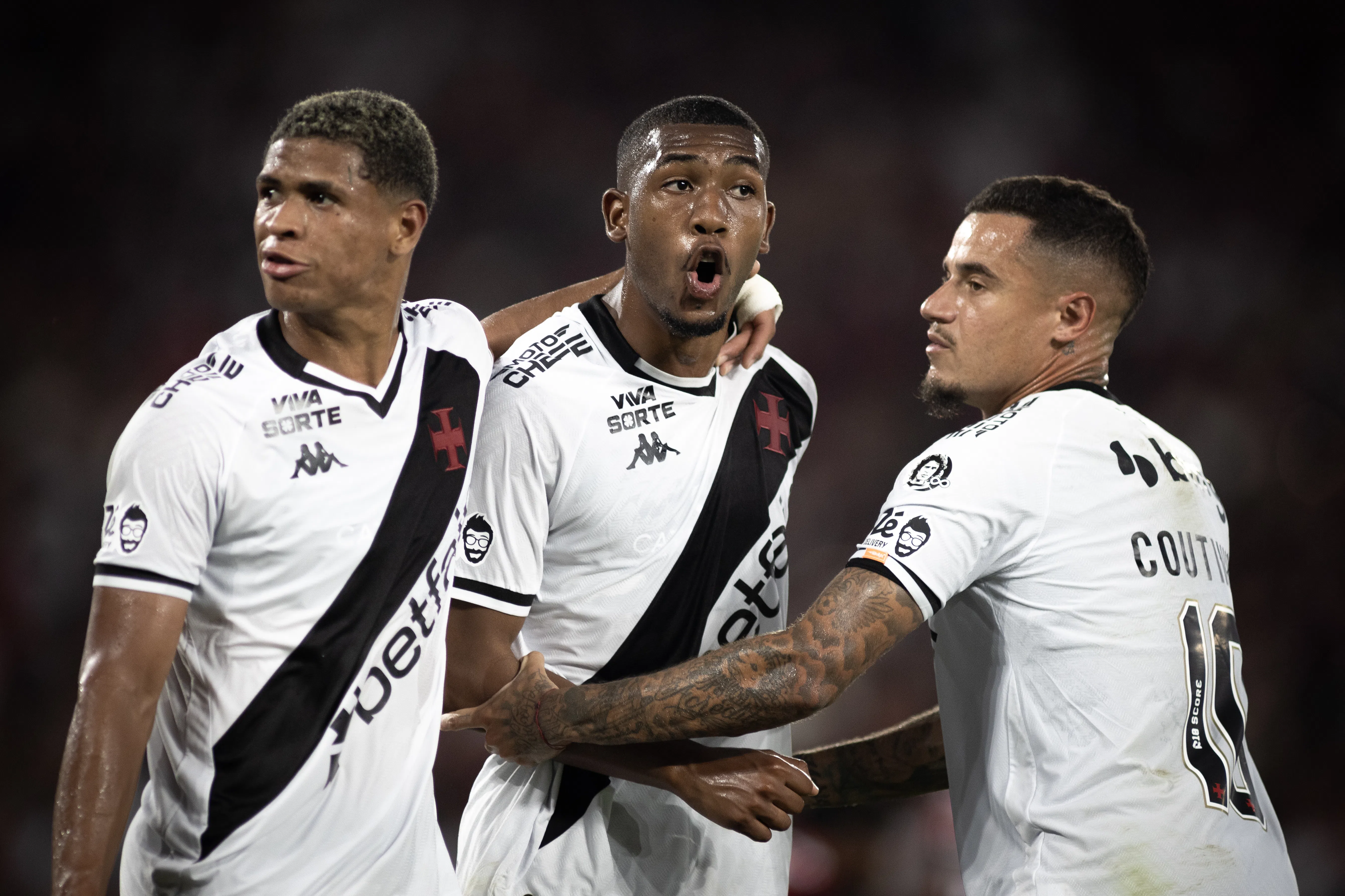 Transmissão Vasco x Vitória hoje (05) ao vivo: Saiba horário, escalações e onde assistir ao vivo o jogo do Brasileirão