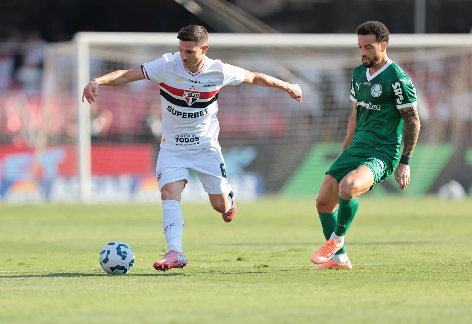 Em jogo eletrizante, Palmeiras vira sobre o São Paulo e assume a liderança do Brasileirão; veja como foi o jogo