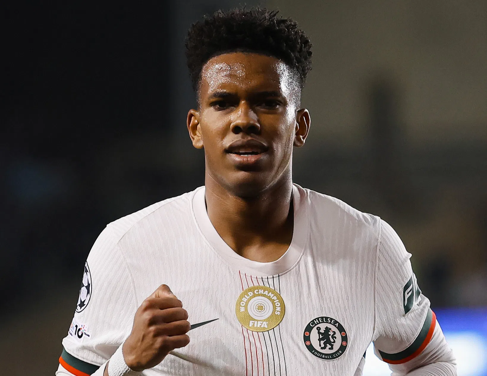 Estêvão marca mas não evita empate do Chelsea no Azerbaijão