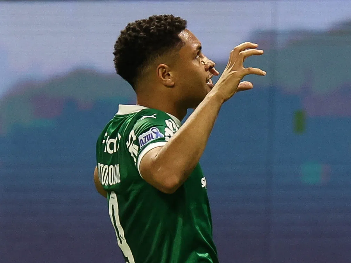 Com gols de Vitor Roque, Palmeiras derrota o Santos e se mantém na liderança do Brasileirão