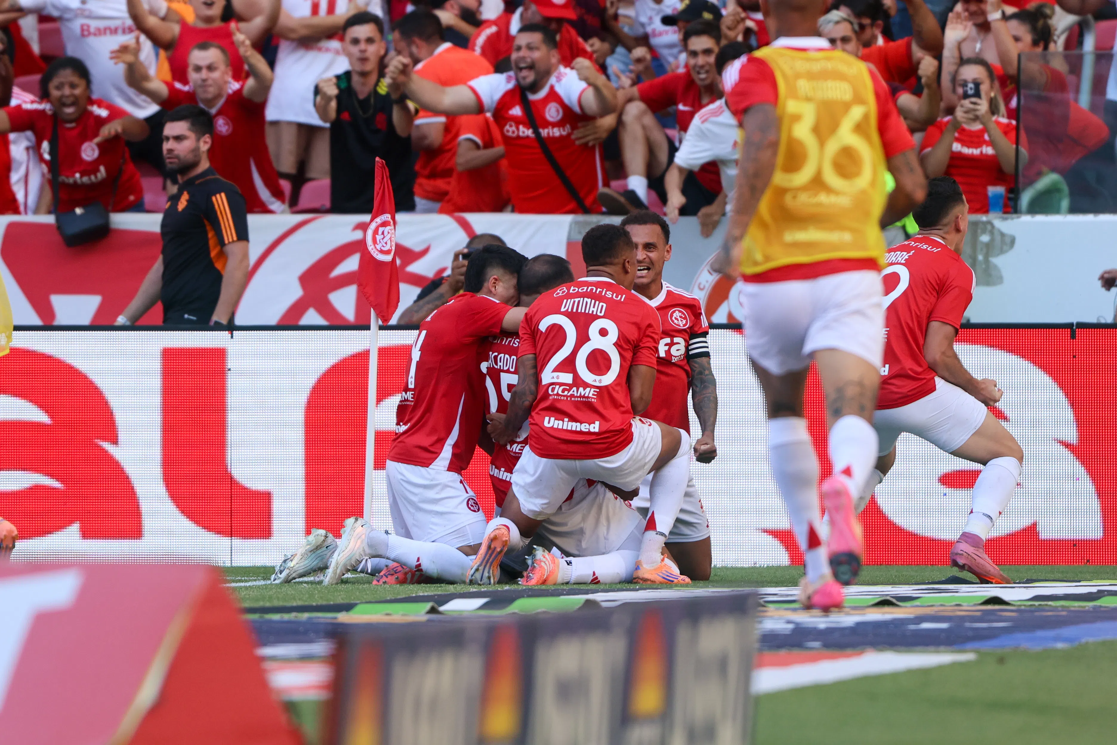 Internacional vence o Bragantino, conta com os tropeços dos times cearenses e escapa da zona de rebaixamento na última rodada; veja como foi a partida