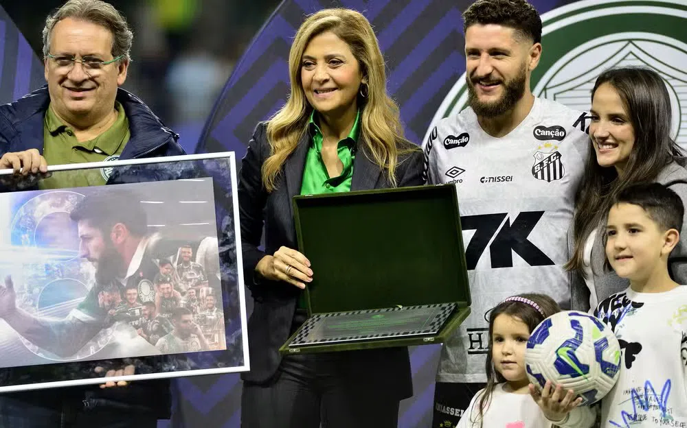 Palmeiras homenageia Zé Rafael antes de clássico contra o Santos; Presidente Leila Pereira estava presente