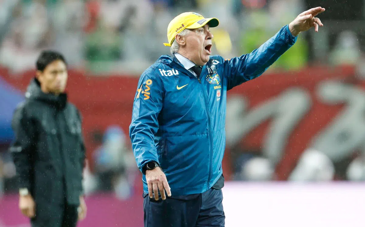 Carlo Ancelotti orienta jogadores da Seleção Brasileira - Foto: Rafael Ribeiro/CBF