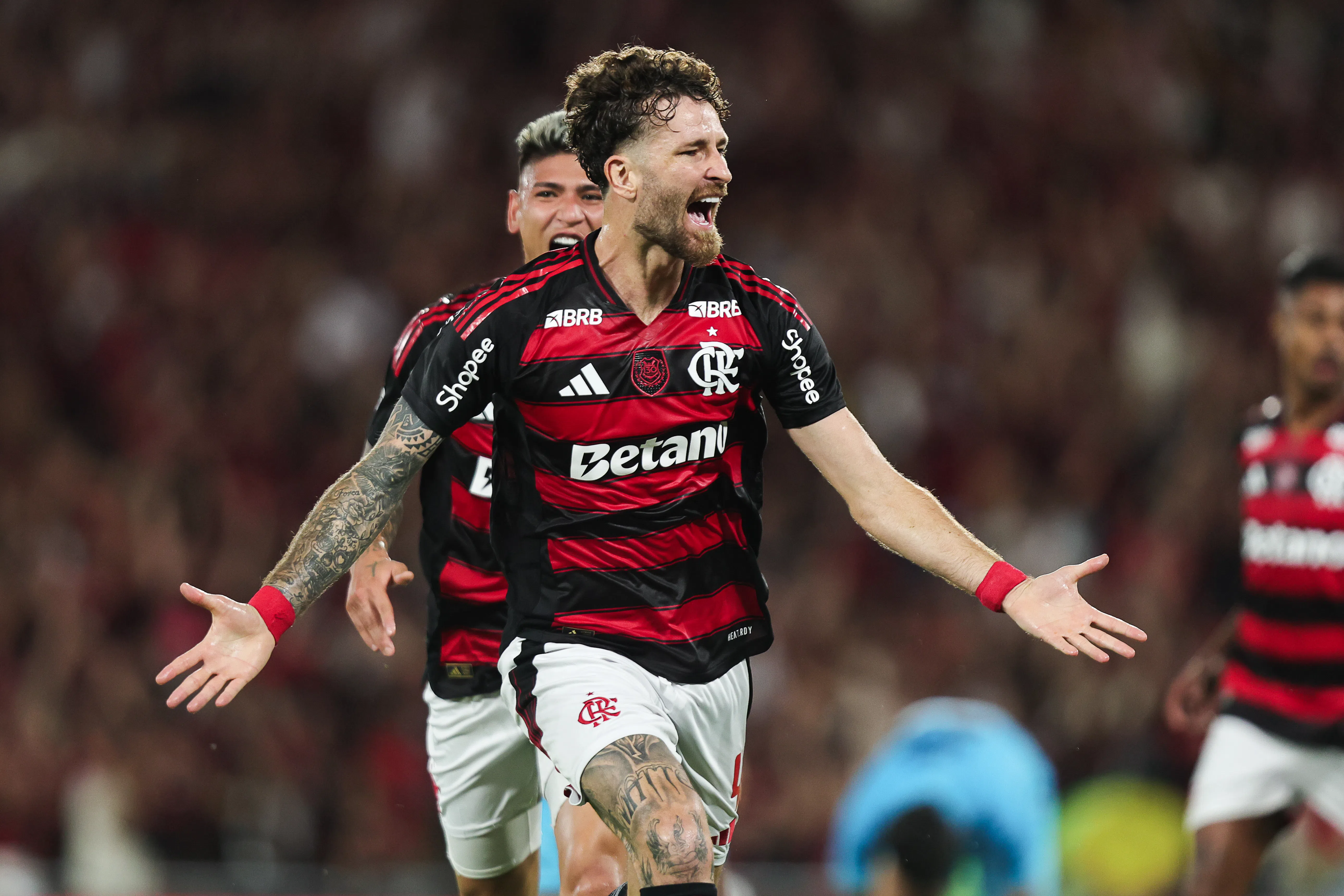 Com um segundo tempo animado, Flamengo bate o Santos e se aproxima da liderança do Brasileirão; veja como foi o jogo