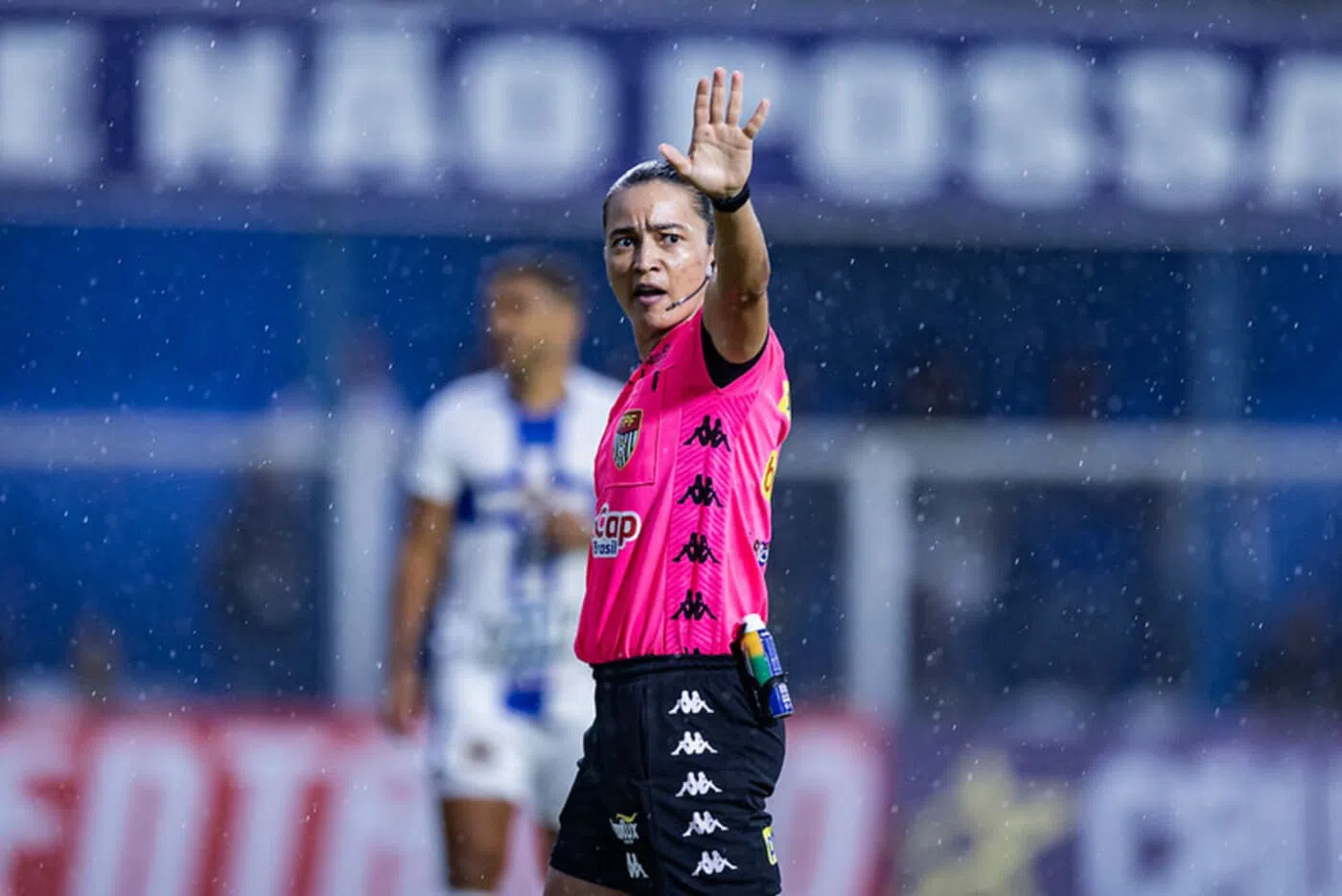 Edina Alves: a árbitra brasileira que driblou o machismo e apitou a história