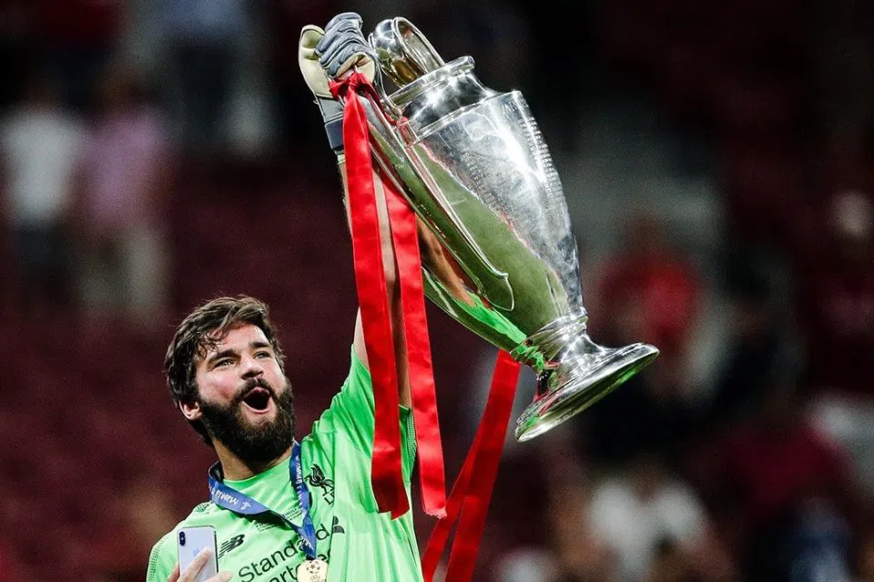 Alisson Becker: O Goleiro que Transforma a Defesa em Arte e Superação