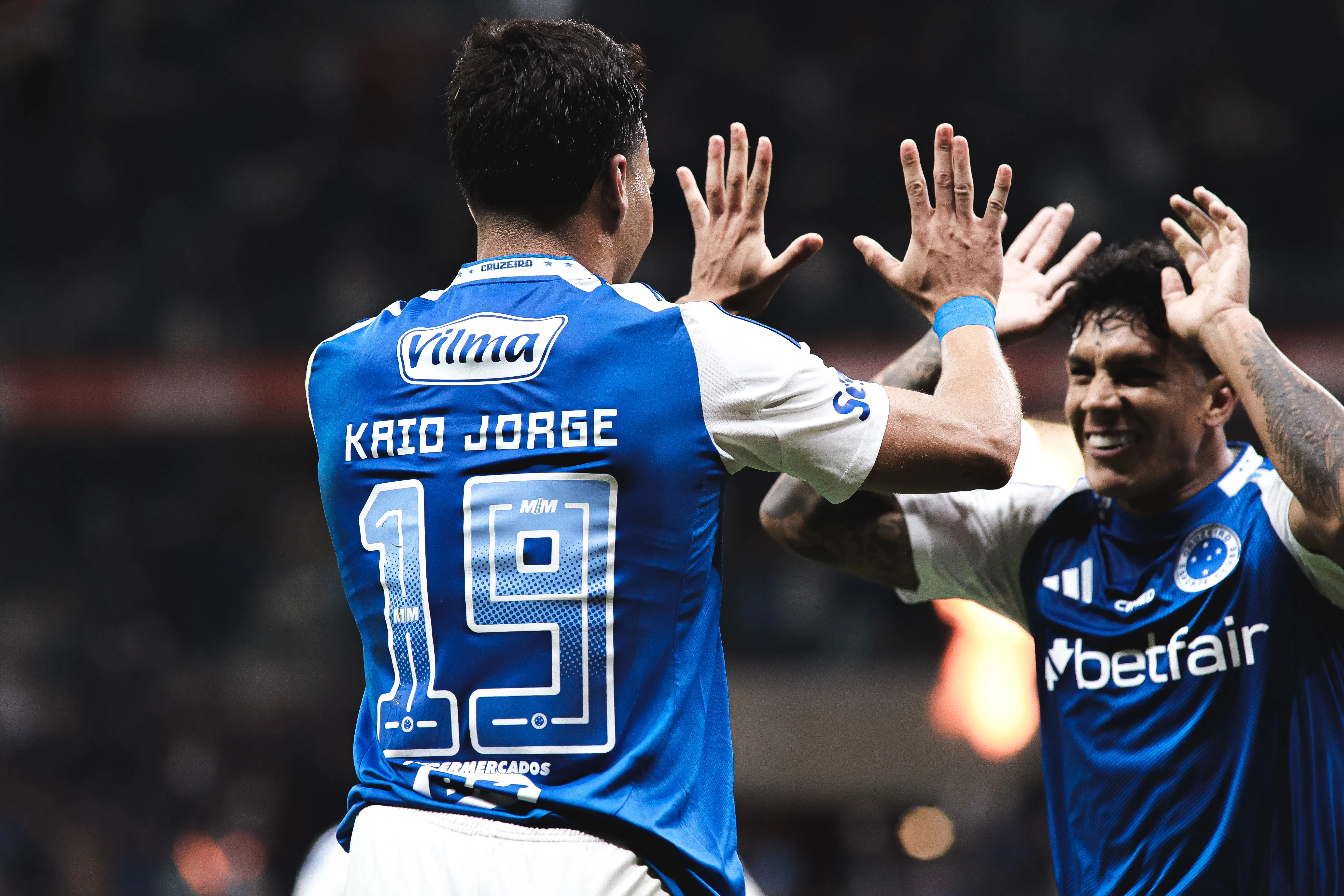 Cruzeiro goleia o Grêmio no retorno do Brasileirão e iguala pontuação do Flamengo; confira como foi o jogo