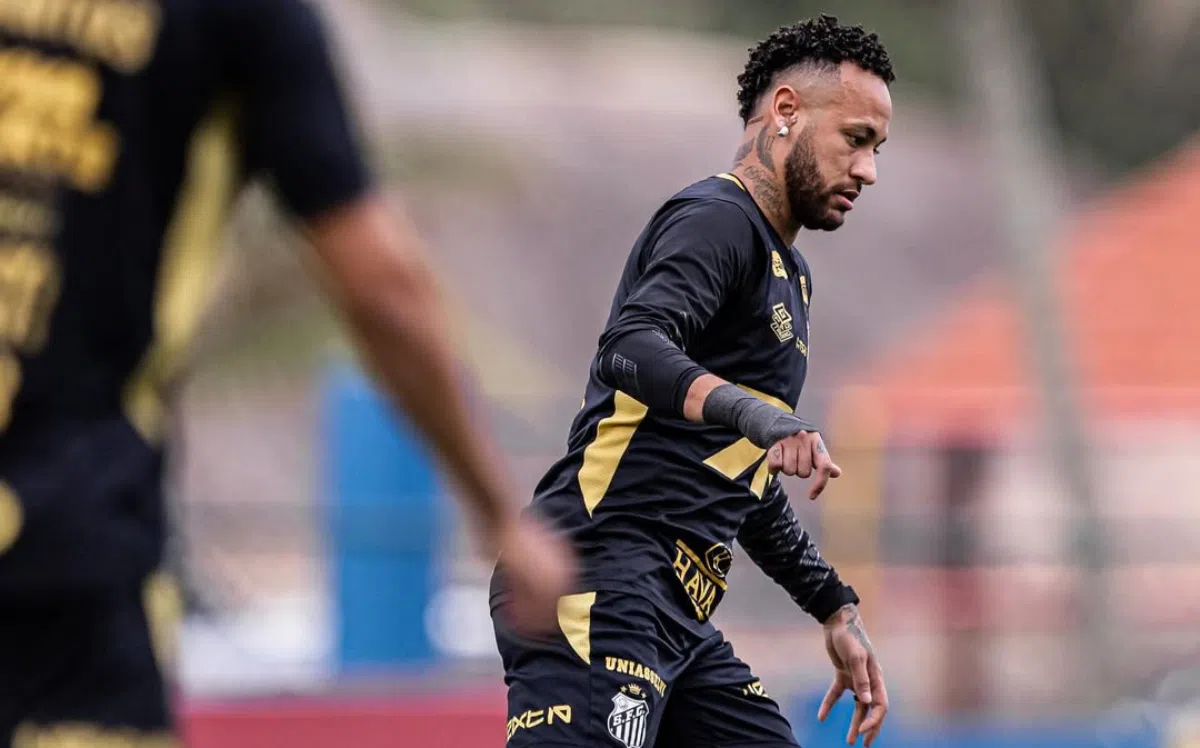 Neymar tenta drible durante treino do Santos - Foto: Raul Baretta/Santos