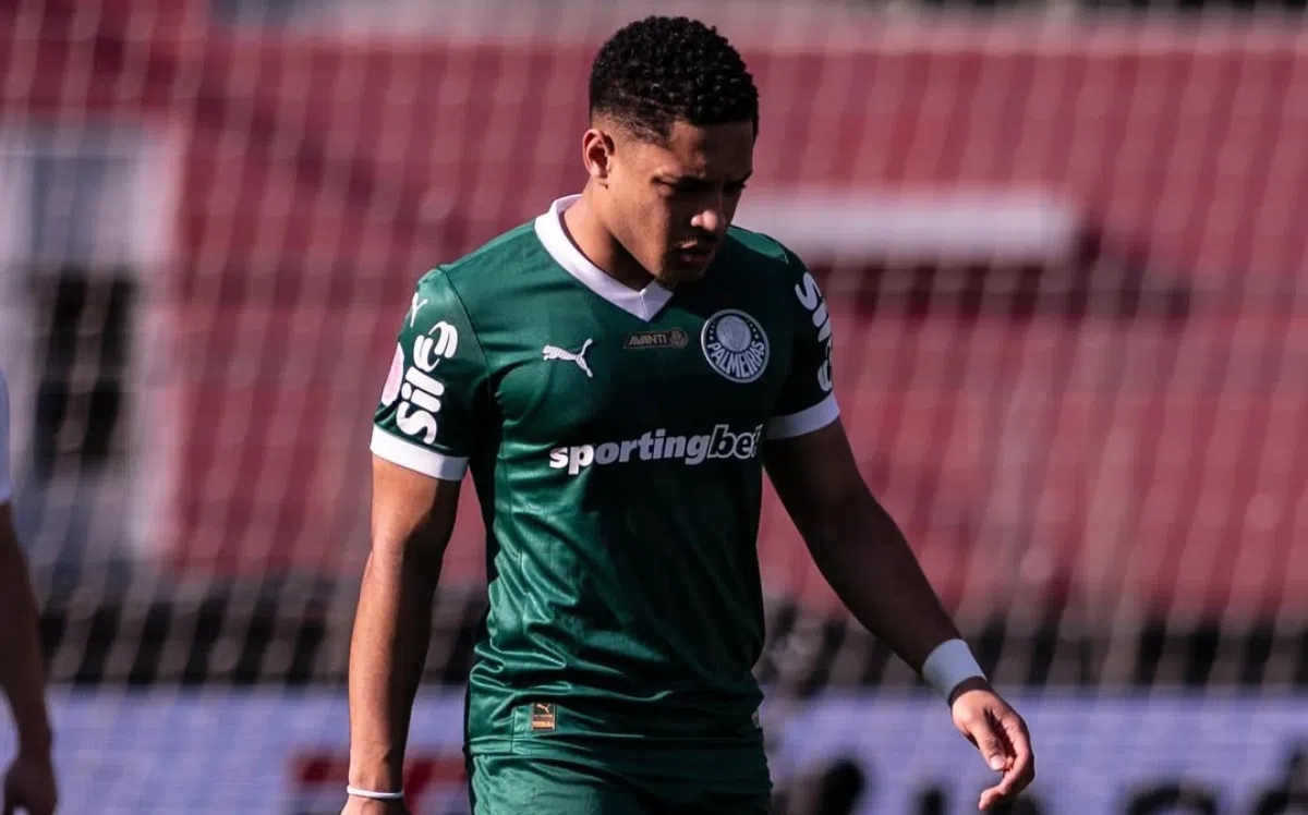 Vitor Roque, atacante do Palmeiras, cabisbaixo - Foto: Reprodução/Instagram