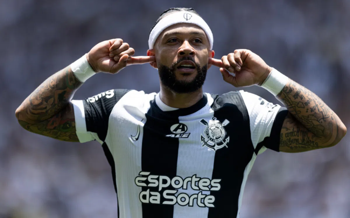 Corinthians planeja renovar com Depay e valoriza profissionalismo do atacante