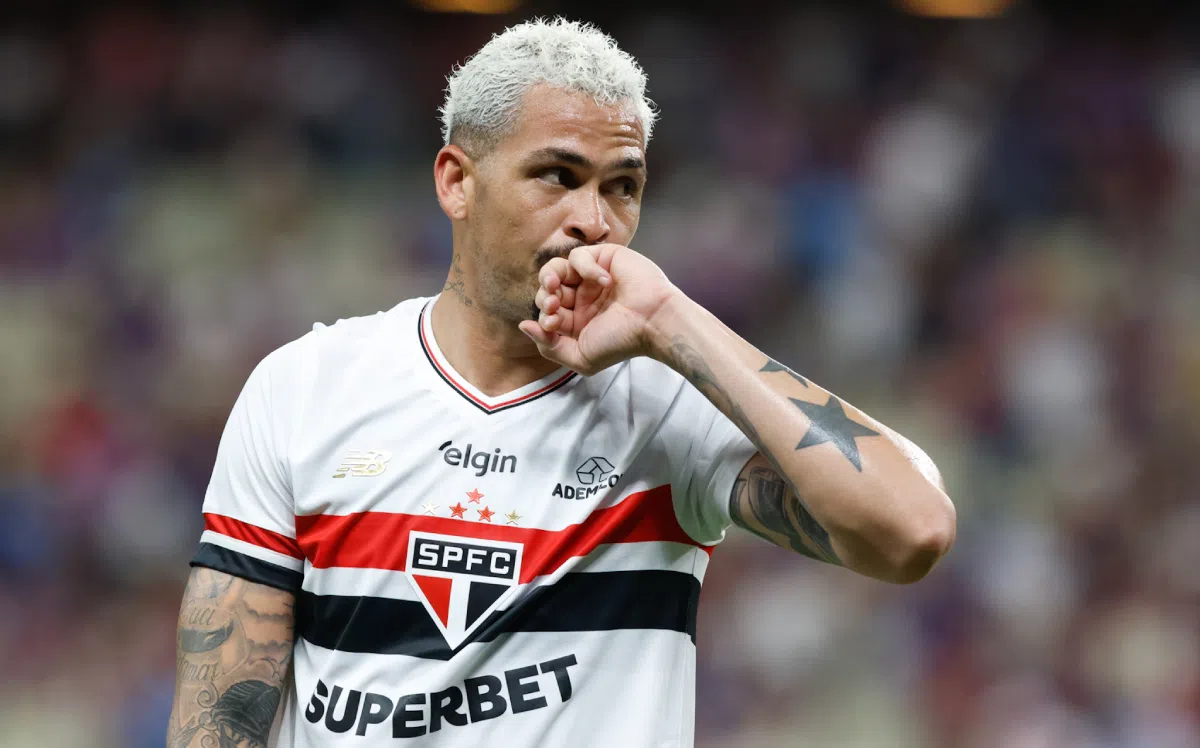 Luciano sorrindo beija o dedo como representação de aliança - Foto: Rubens Chiri/São Paulo