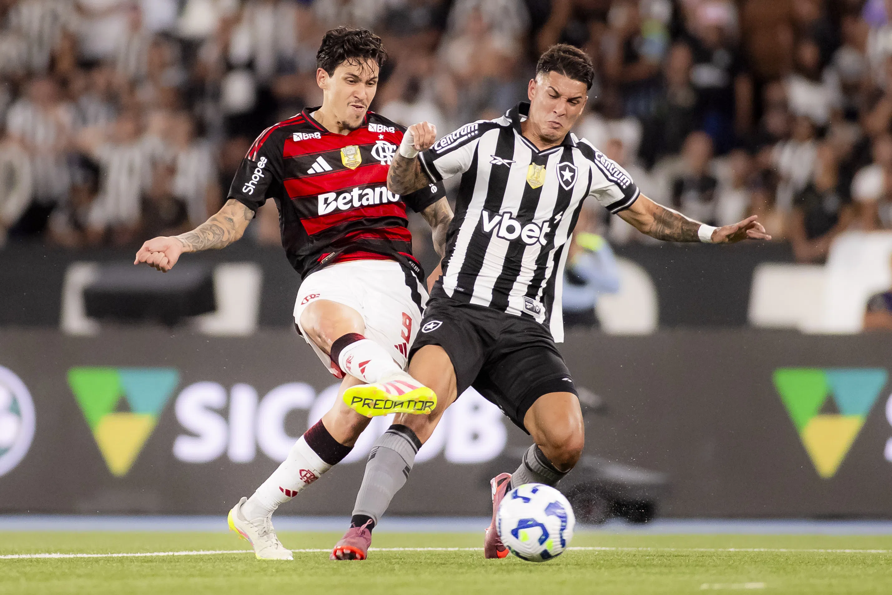 Flamengo se impõem, derrota o Botafogo fora de casa e permanece vivo na briga pela liderança; veja como foi o jogo