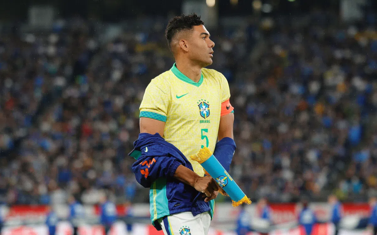 Casemiro com a faixa de capitão da Seleção Brasileira - Foto: Rafael Ribeiro/CBF