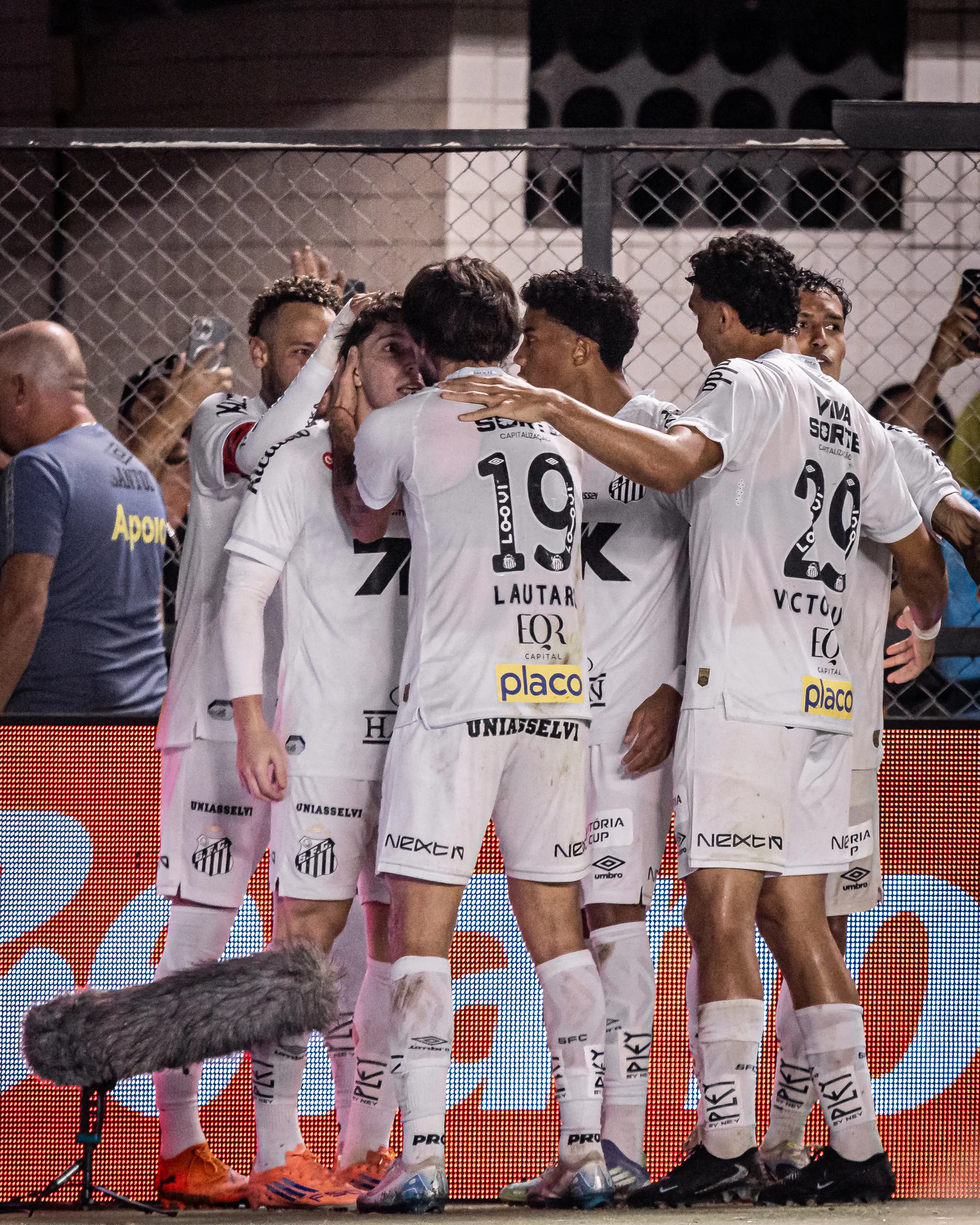 No apagar das luzes, Santos marca, derrota o Palmeiras e sai da zona de rebaixamento na Série A; veja como foi o jogo