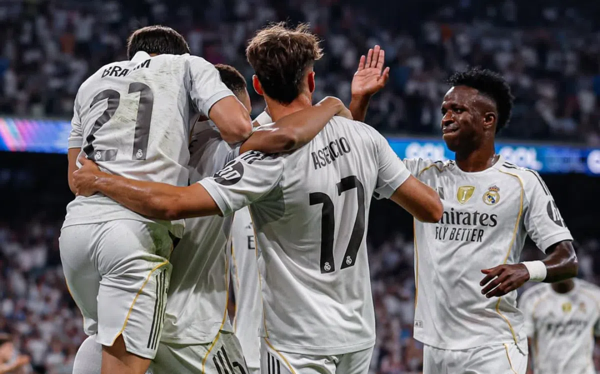 Jogadores do Real Madrid abraçados. Reprodução/Instagram/Real Madrid