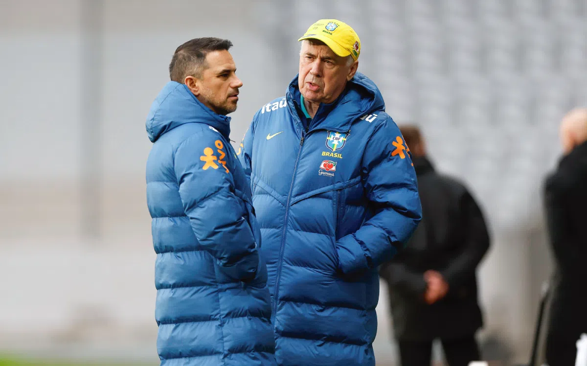 Carlo Ancelotti em conversa no treino da Seleção Brasileira - Foto: Rafael Ribeiro/CBF