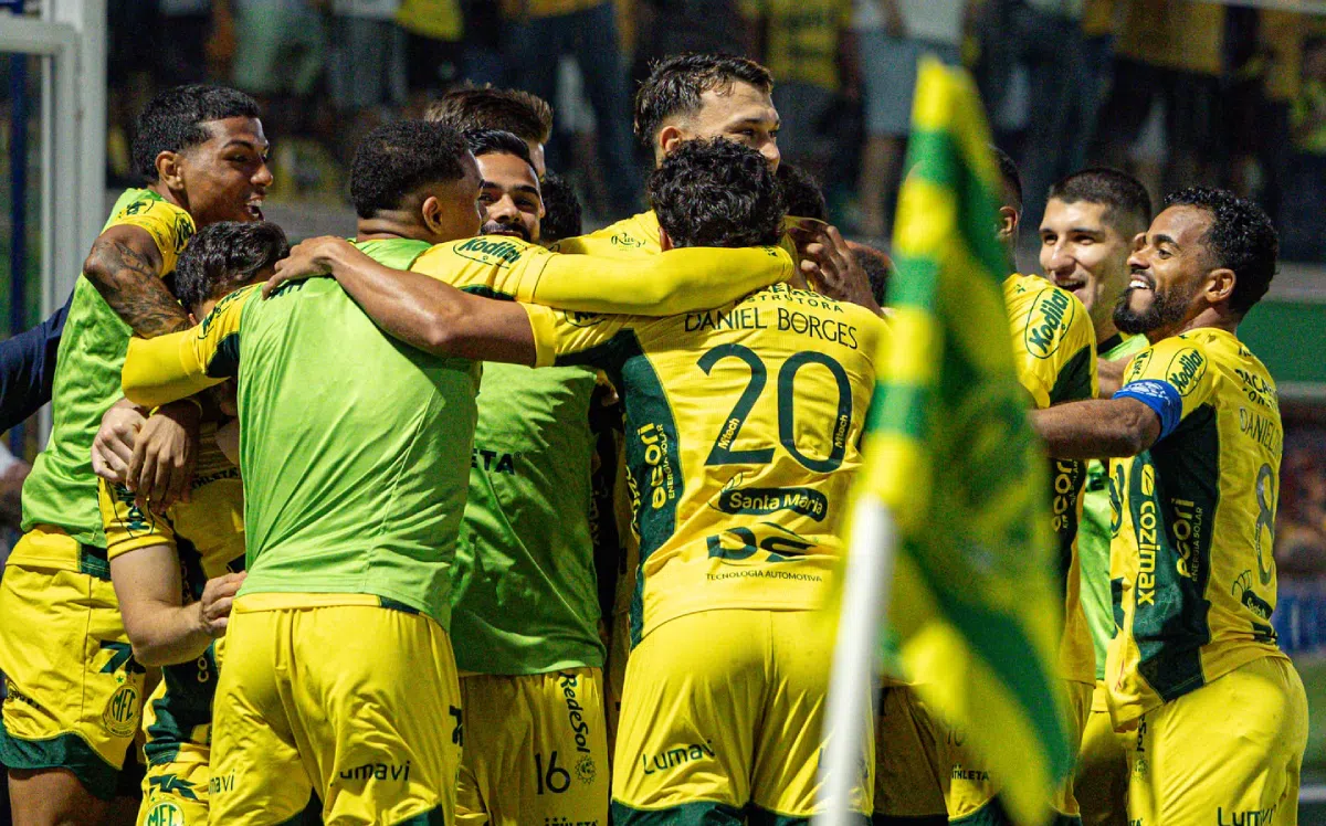 Jogadores do Mirassol abraçados em comemoração - Foto: JP Pinheiro/Mirassol