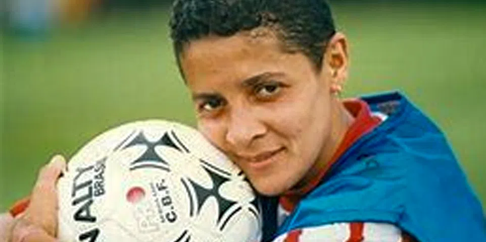 Sissi, a Jogadora que Inspira: Uma Jornada no Futebol Feminino