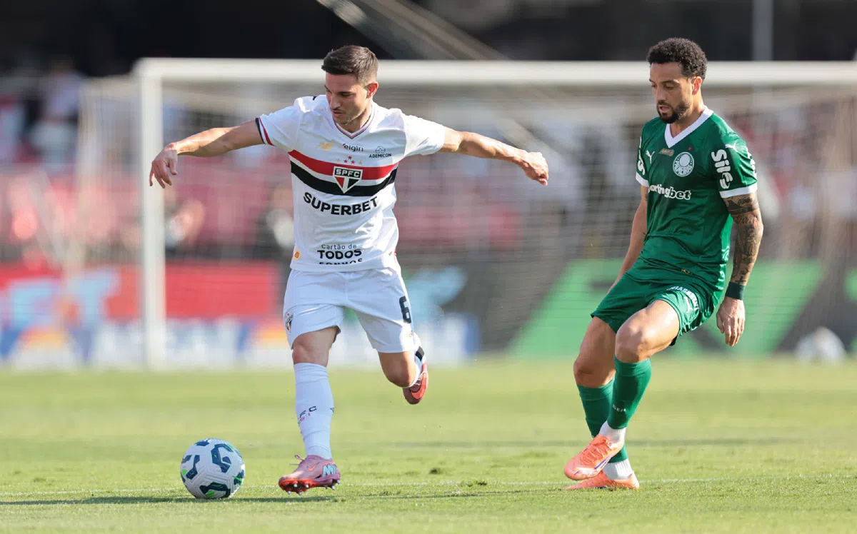 Disputa de bola entre jogador de São Paulo e Palmeiras - Paulo Pinto/São Paulo