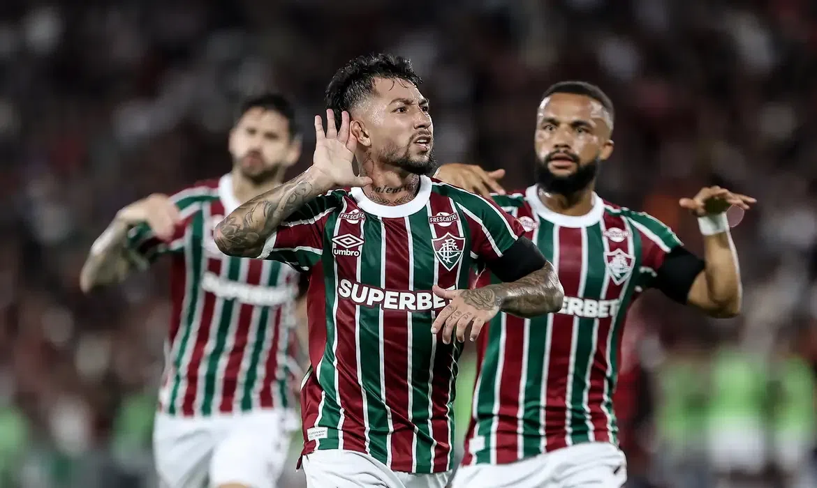 Flamengo é derrotado pelo Fluminense, mas permanece na liderança do Brasileirão; veja como foi o jogo