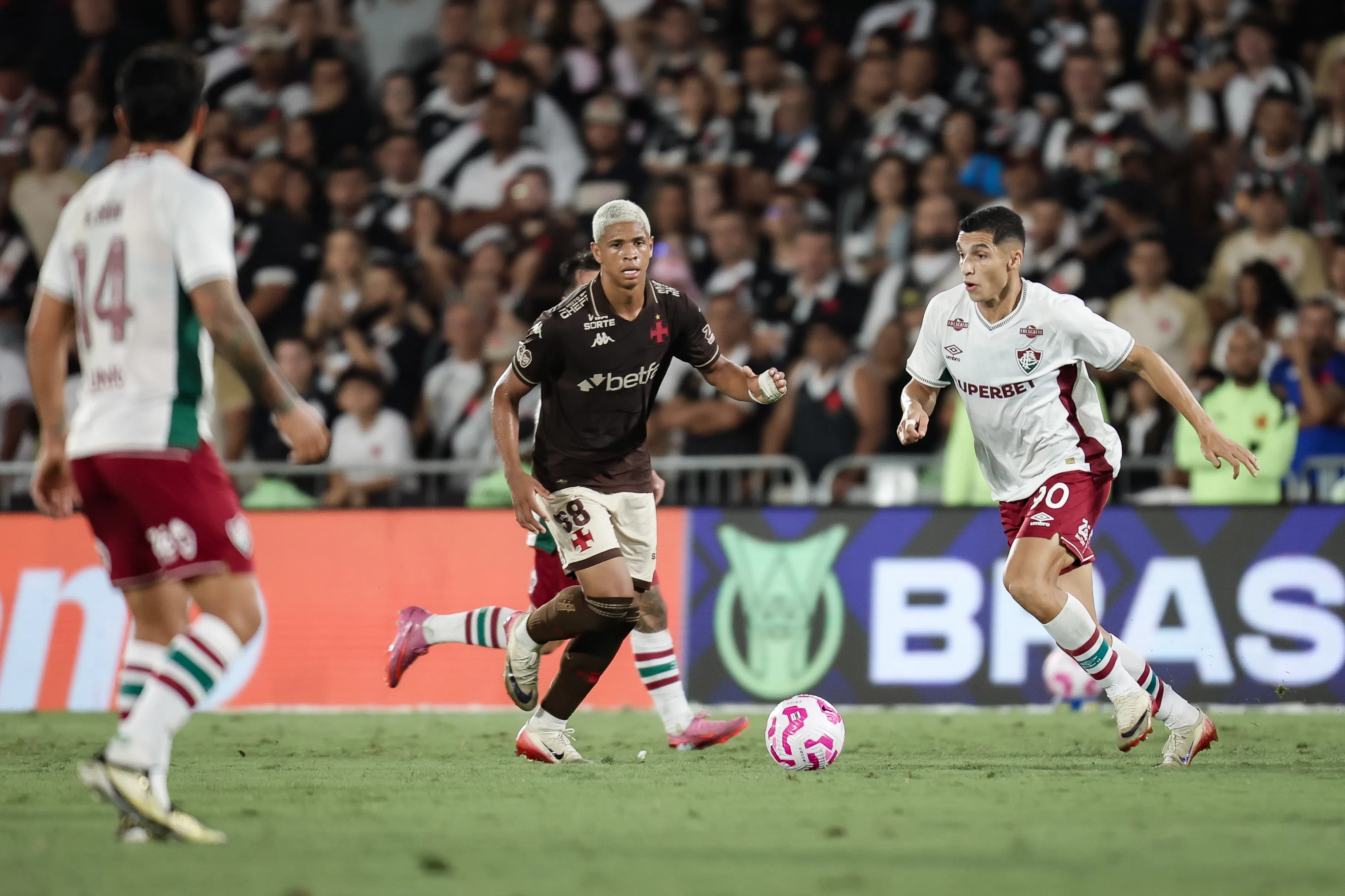 Vasco é letal, derrota o Fluminense e se aproxima da parte de cima da tabela da Série A; veja como foi a partida