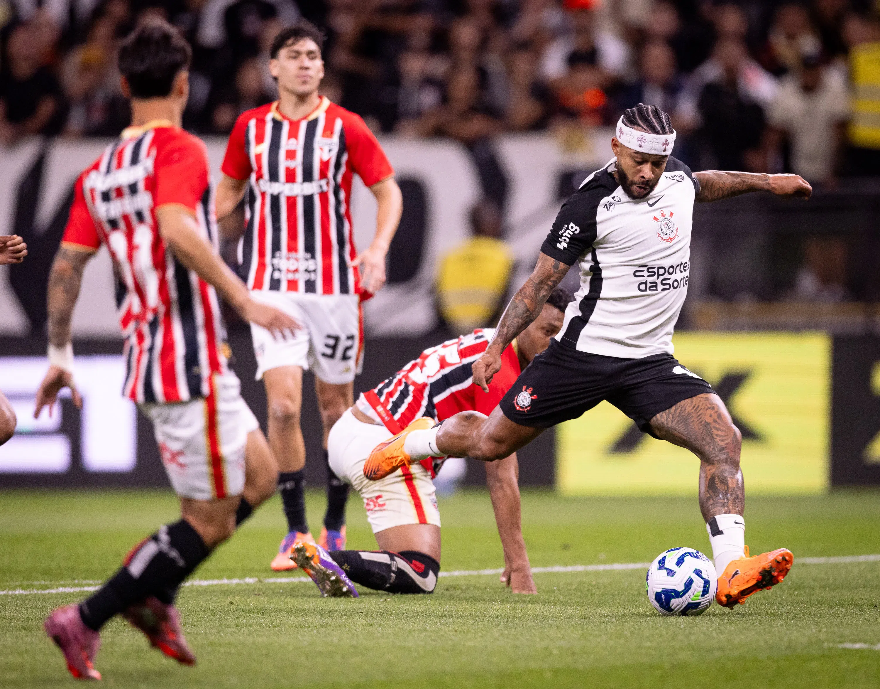 Corinthians é melhor, bate o São Paulo e permanece vivo na briga por uma vaga na Libertadores; veja como foi o jogo