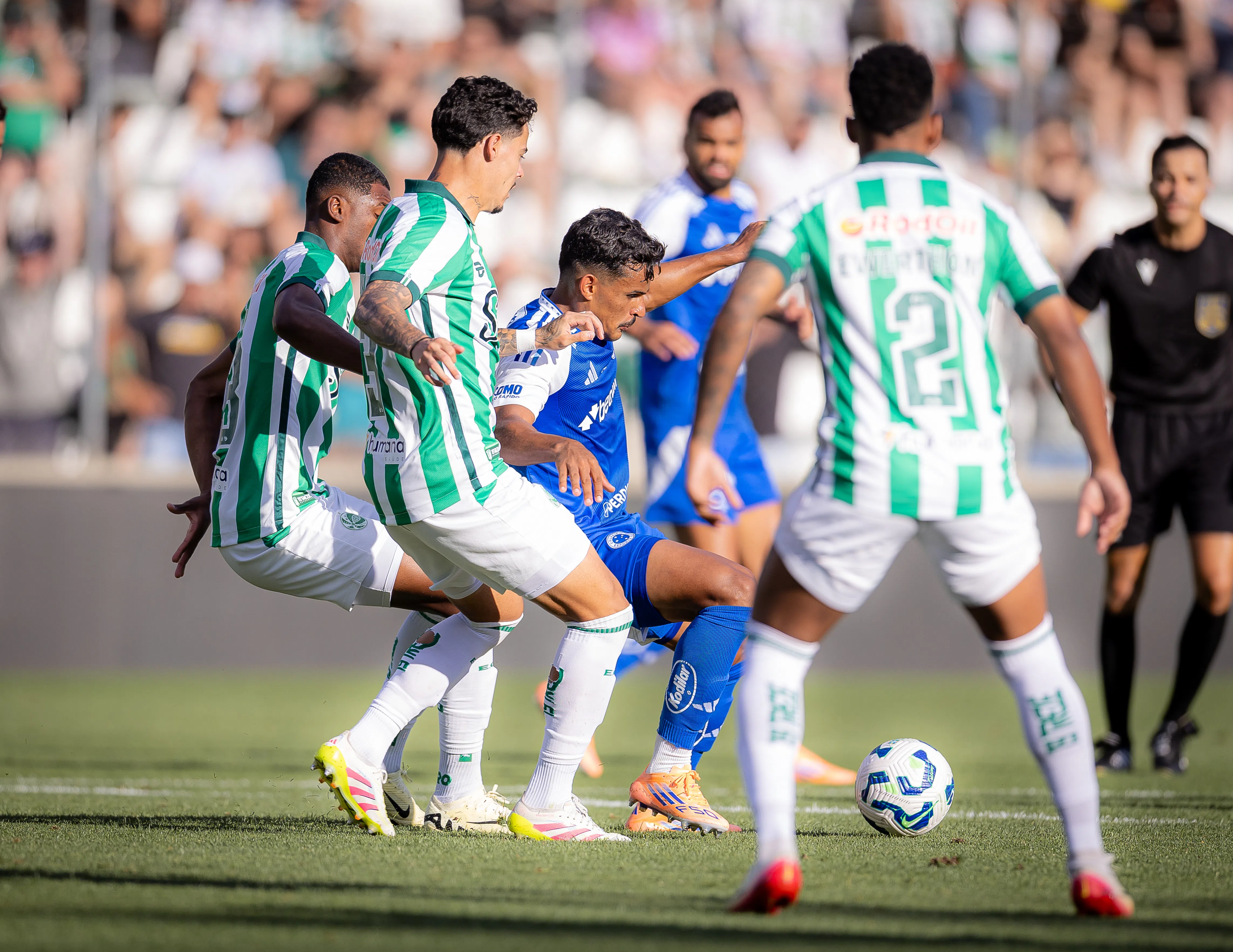 Cruzeiro fica atrás no placar duas vezes, mas consegue arrancar o empate do Juventude fora de casa na Série A; veja como foi o jogo