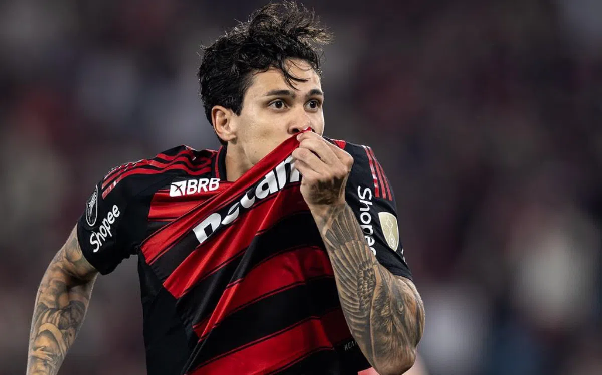 Pedro, atacante, beija o escudo do Flamengo - Foto:Reprodução/Instagram
