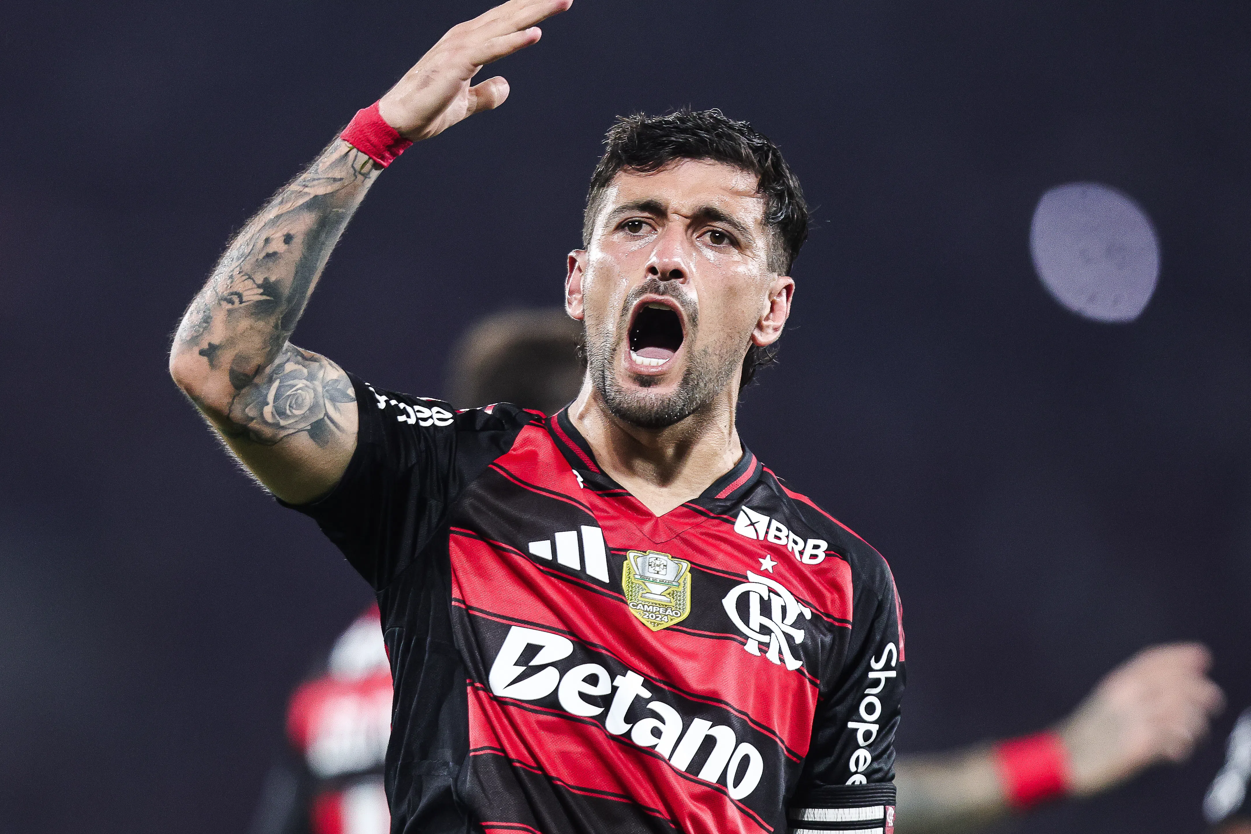 Flamengo vence o Bragantino e se isola na liderança do Brasileirão; veja como foi o jogo