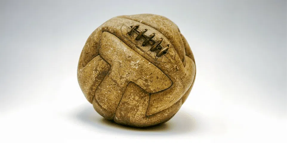 Um Passe para a História: A Primeira Bola que Transformou o Futebol