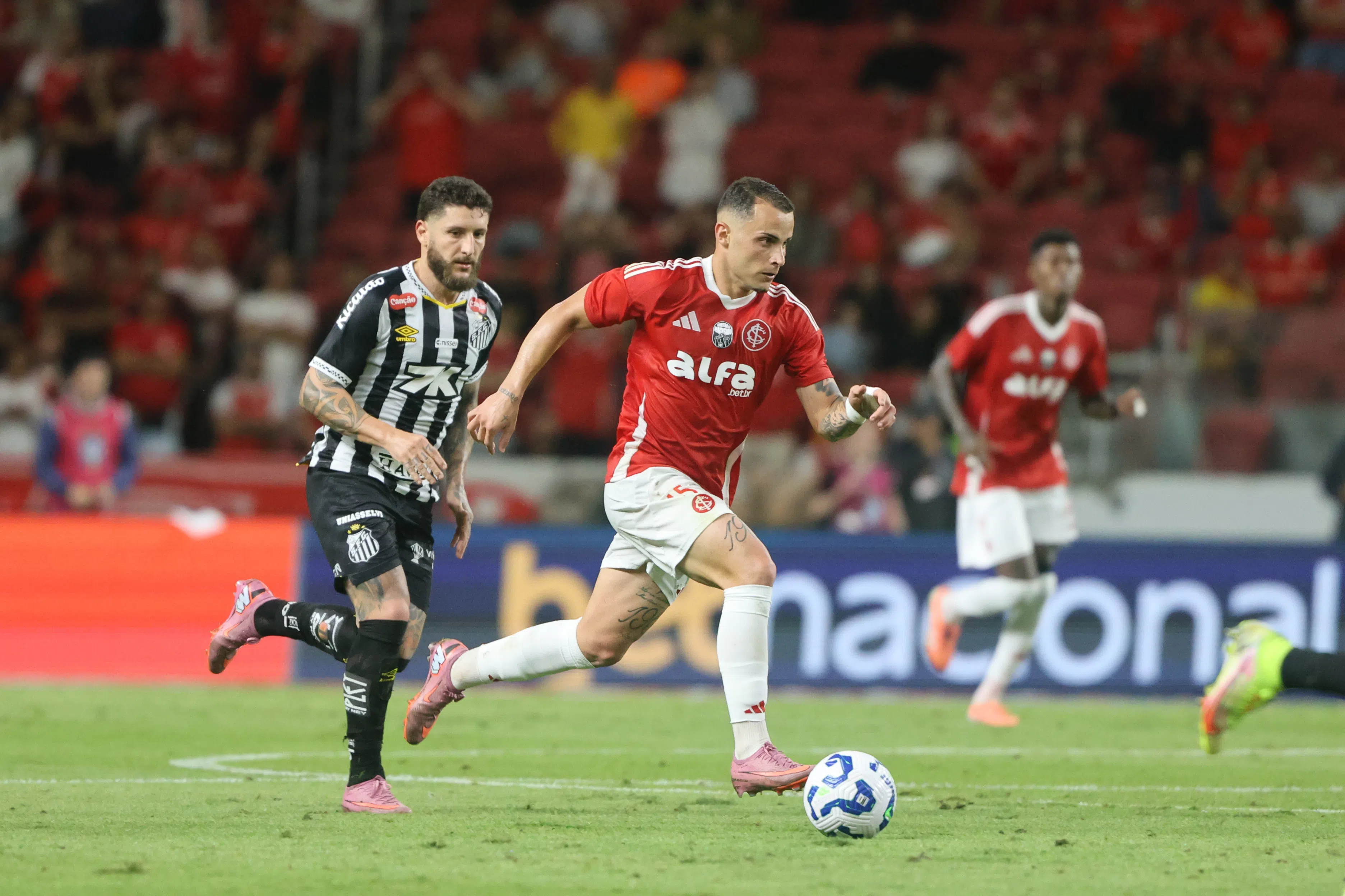 Internacional desperdiça chances de gols e cede o empate para o Santos no Brasileirão; confira como o jogo