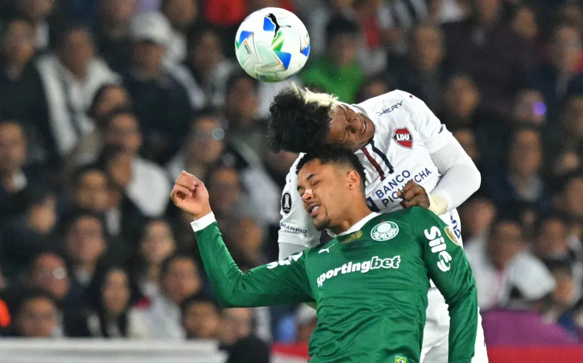 Vitor Roque disputa a bola em Palmeiras x LDU - Foto: Conmebol/Libertadores