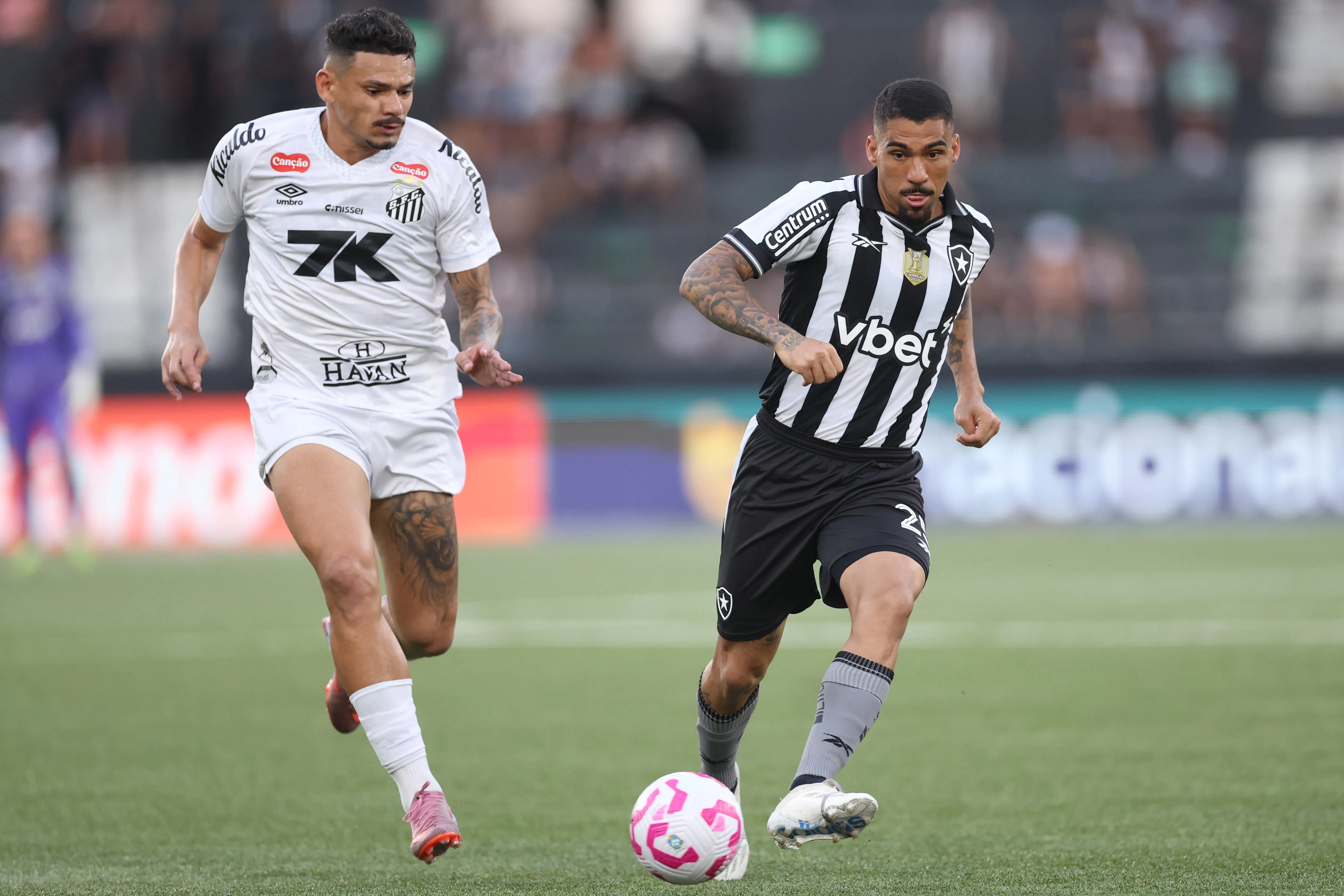 Com um pênalti polêmico, Santos arranca um empate do Botafogo, mas permanece perto da zona de rebaixamento da Série A; veja como foi o jogo