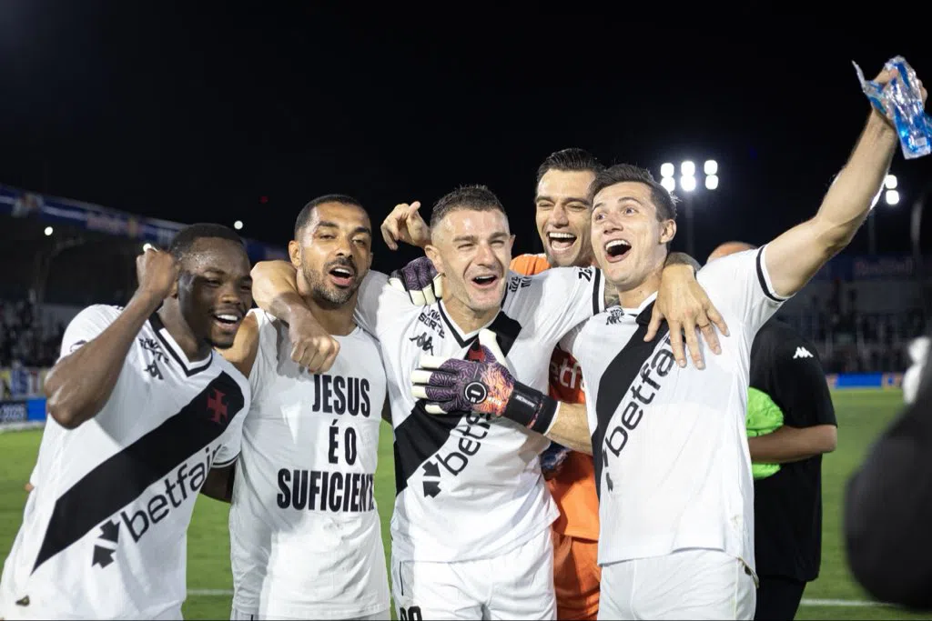 Vasco domina o Bragantino, goleia fora de casa e se aproxima do G4 do Brasileirão; veja como foi jogo