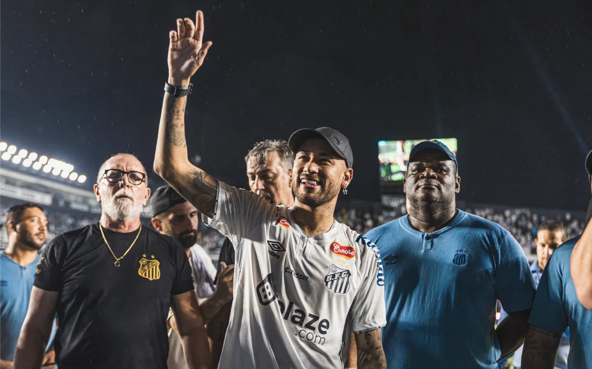 Neymar acena para os torcedores em apresentação no Santos - Foto: Bruno Vaz/Santos