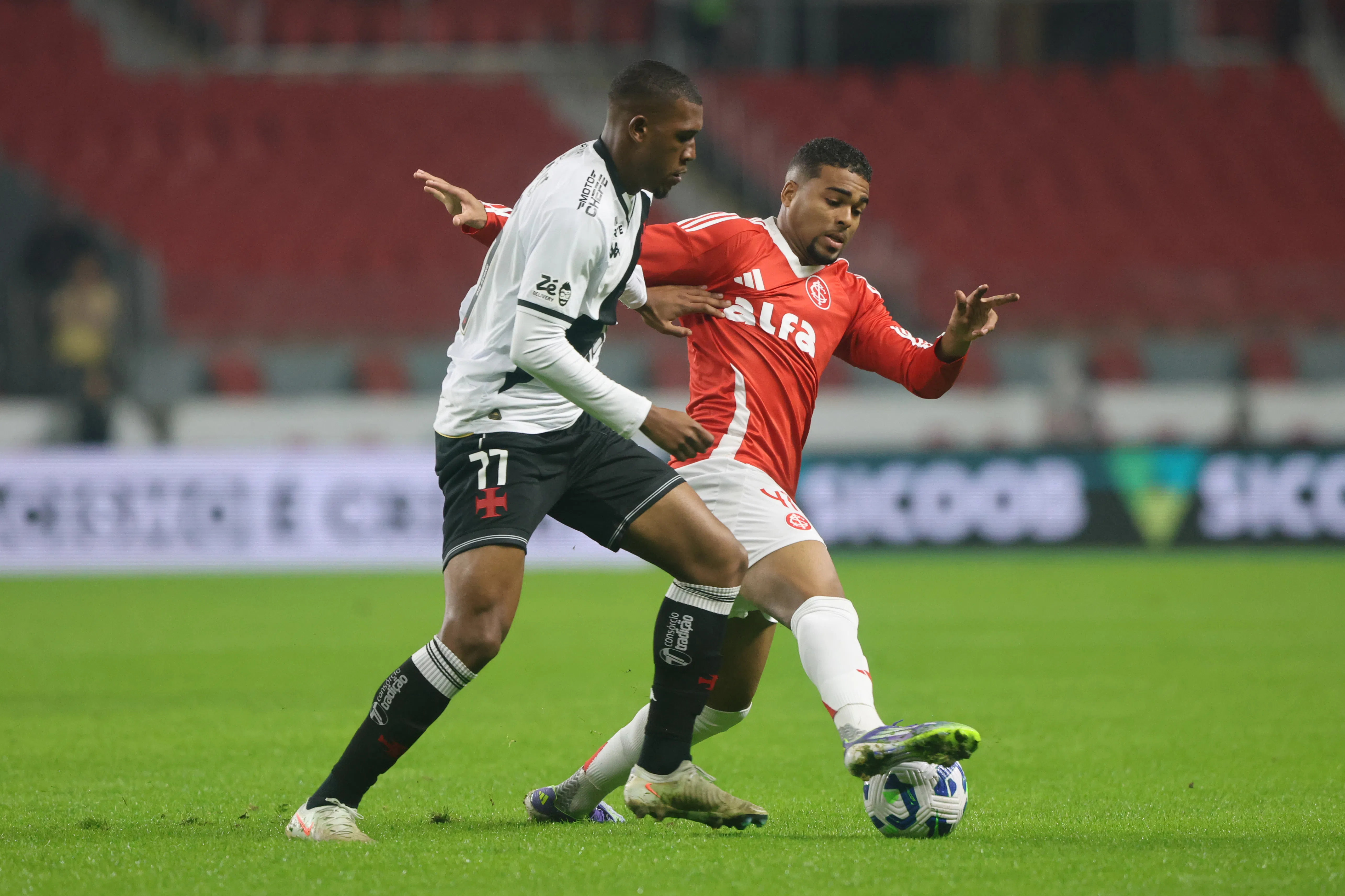 Com um jogador a mais, Internacional arranca o empate contra o Vasco e evita o vexame em casa; Saiba como foi a partida do Brasileirão