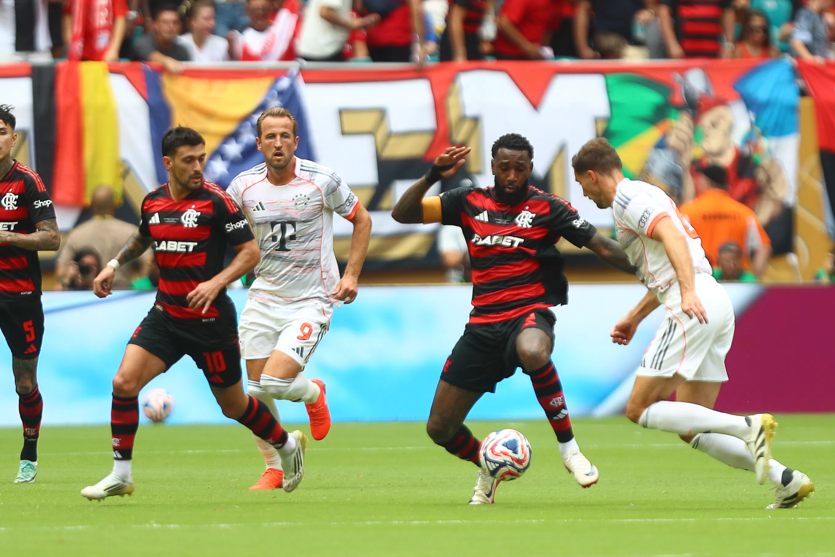 Bayern de Munique aproveita as falhas, vence o Flamengo e se classifica para as quartas do Mundial de Clubes; confira como foi a partida