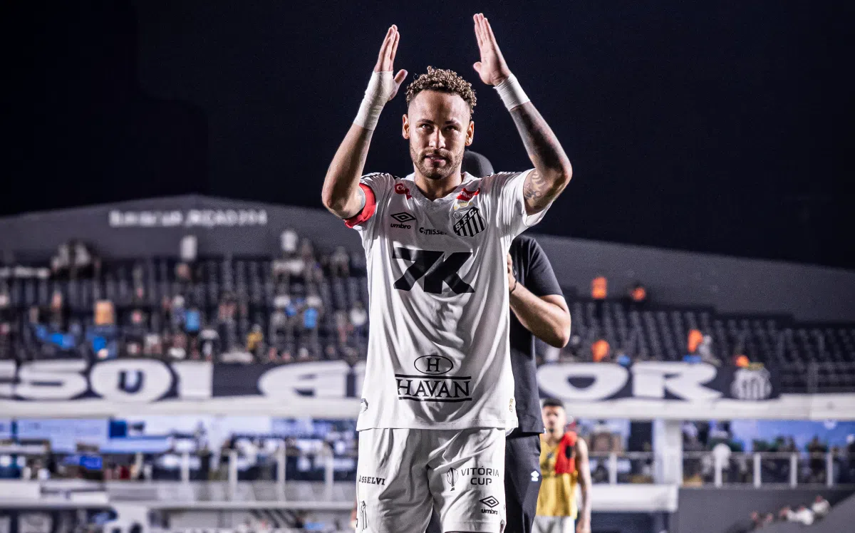 Neymar aplaude os torcedores na Vila Belmiro - Foto: Raul Baretta/Santos