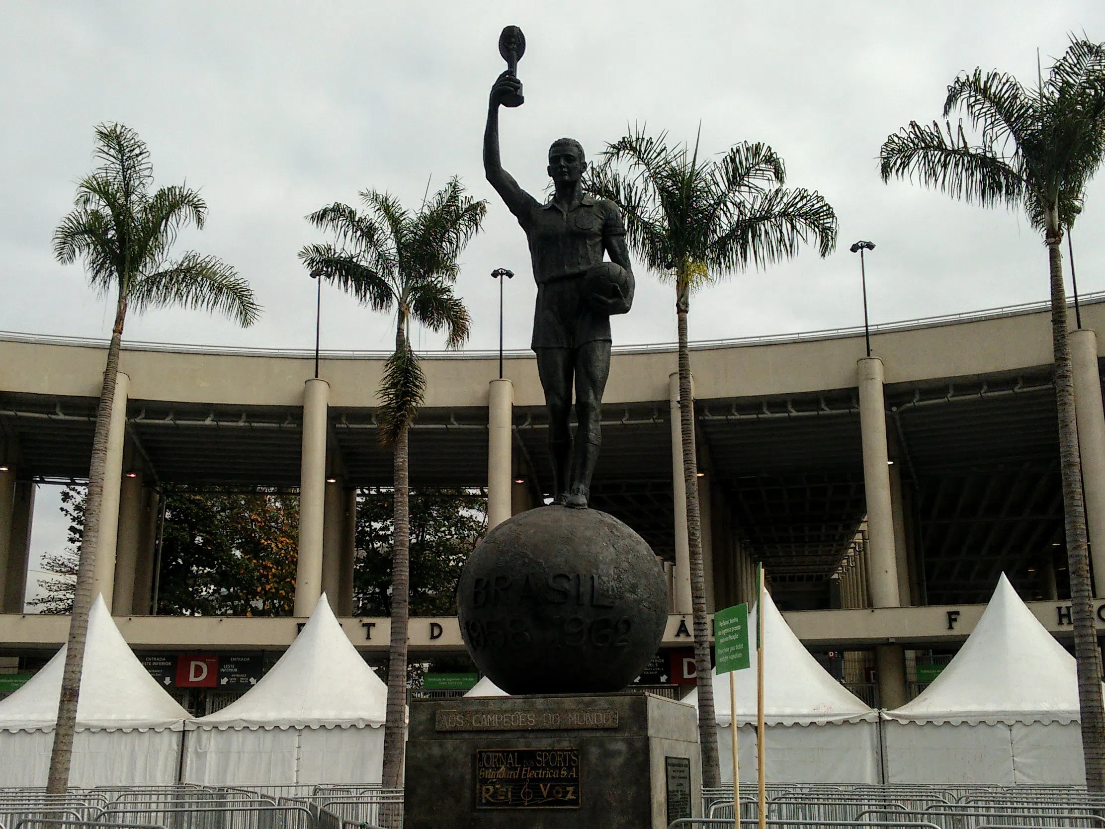 Estátua do Bellini no Maracanã: história, homenagem e localização do monumento ao capitão de 1958