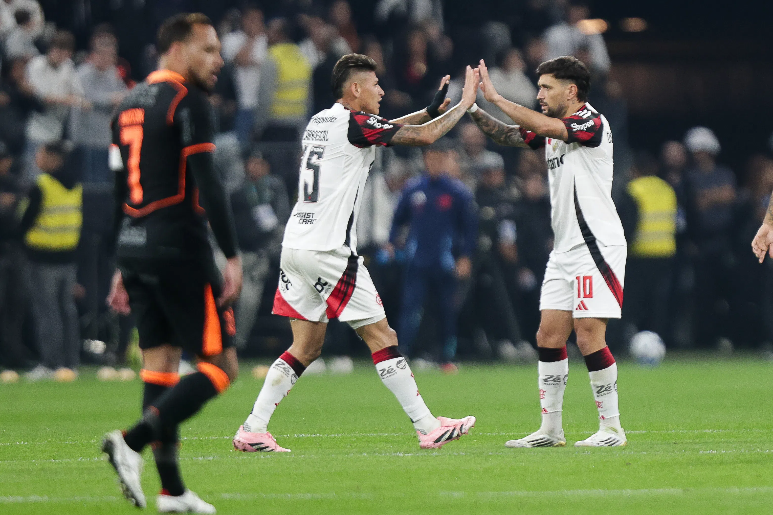 Yuri Alberto perde pênalti bizarro, Flamengo vence o Corinthians de virada e se isola na liderança do Brasileirão; saiba como foi a partida