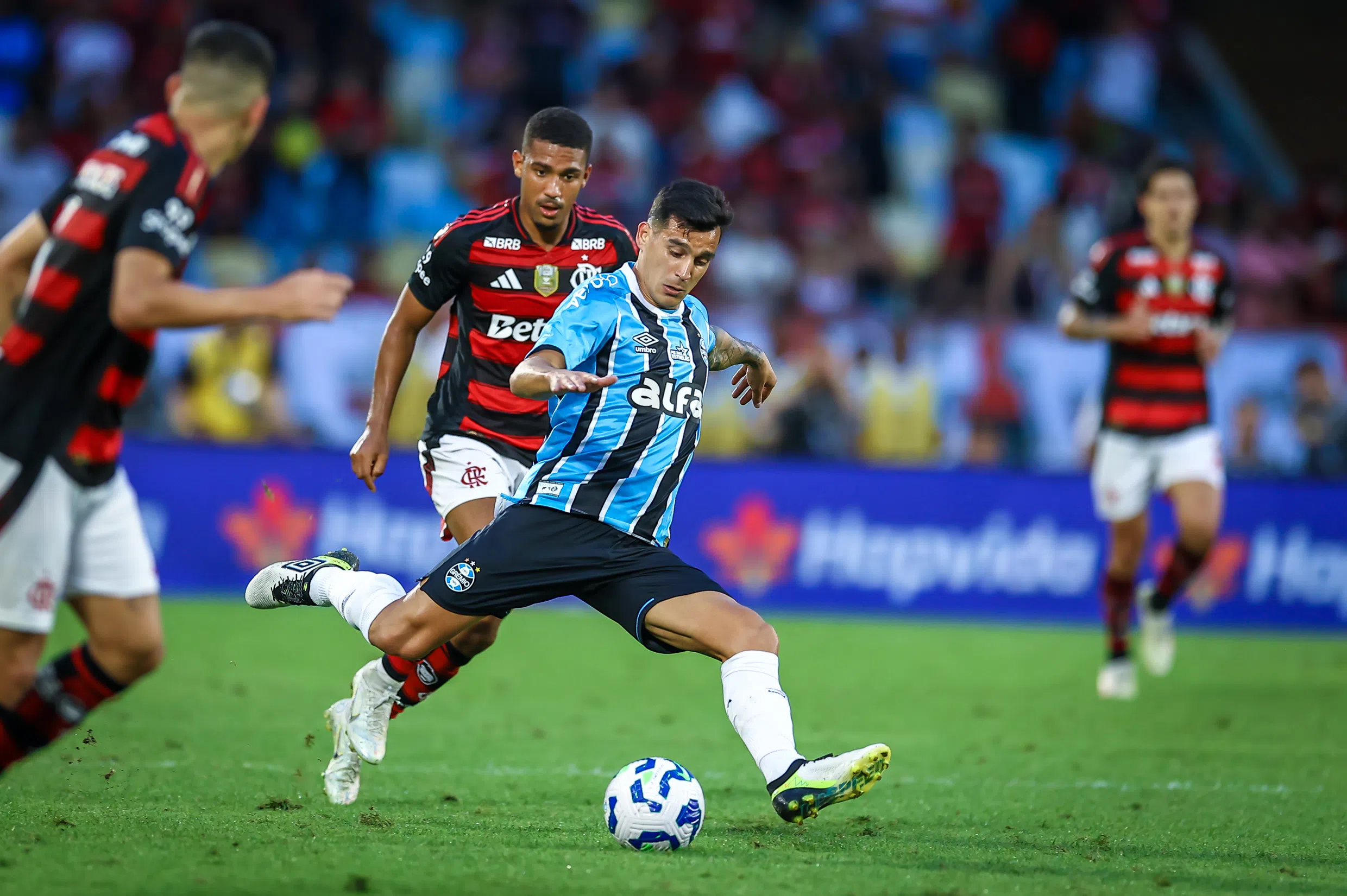 Tiago Volpi salva o Grêmio, balança as redes do Flamengo e decreta o empate em jogo do Brasileirão; saiba como foi a partida